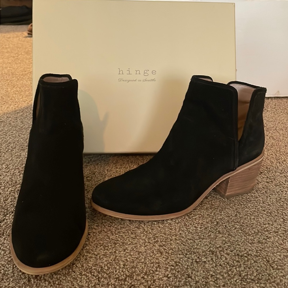 7.5 Hinge Barris Suede Black Ankle Bootie